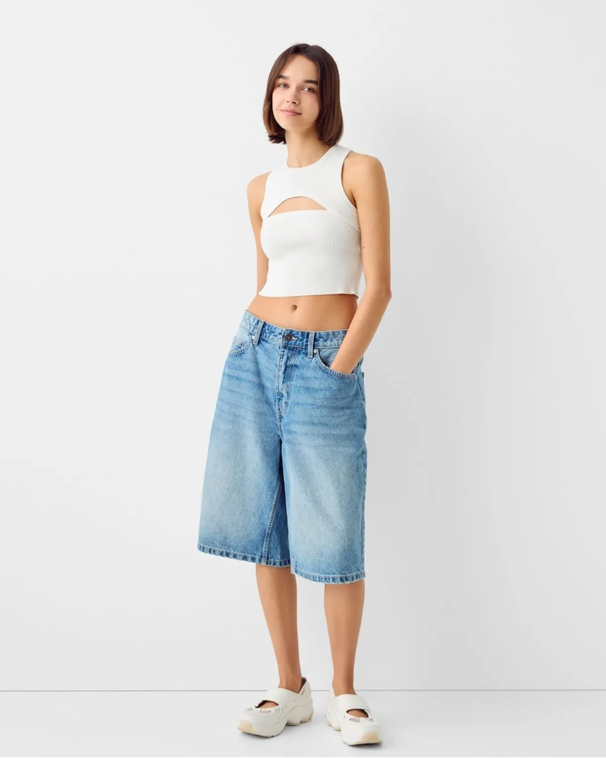 RIBBED CROPTOP WITH CUTOUT