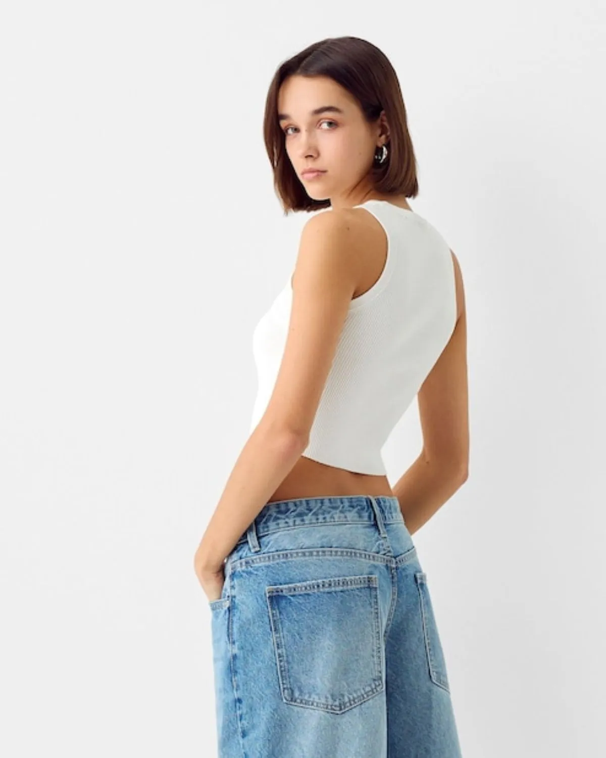 RIBBED CROPTOP WITH CUTOUT